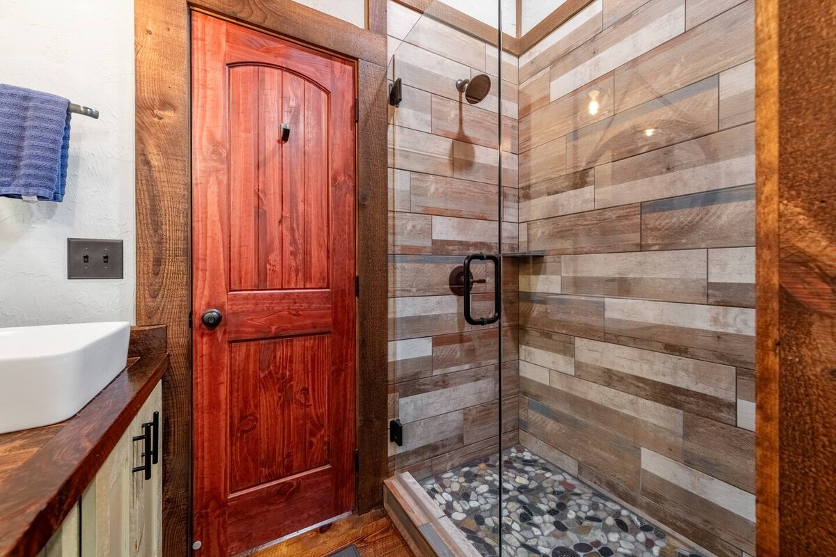 En-suite bathroom in the top-level king-sized suite.