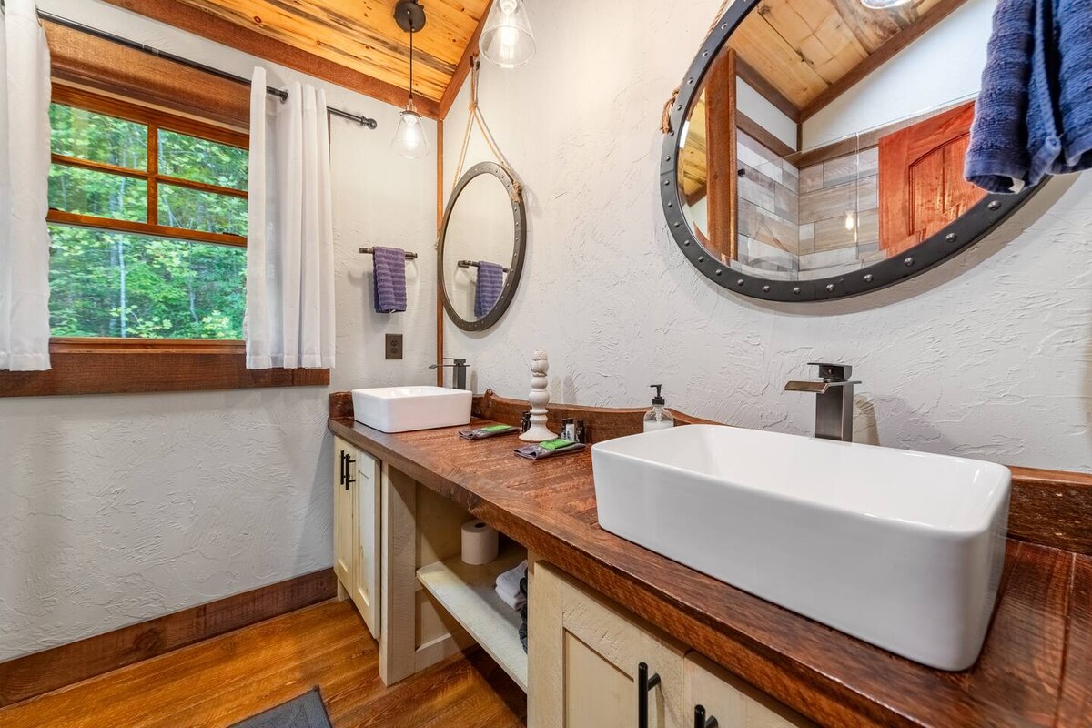 On-suite bathroom (located on the top level king-sized bathroom)