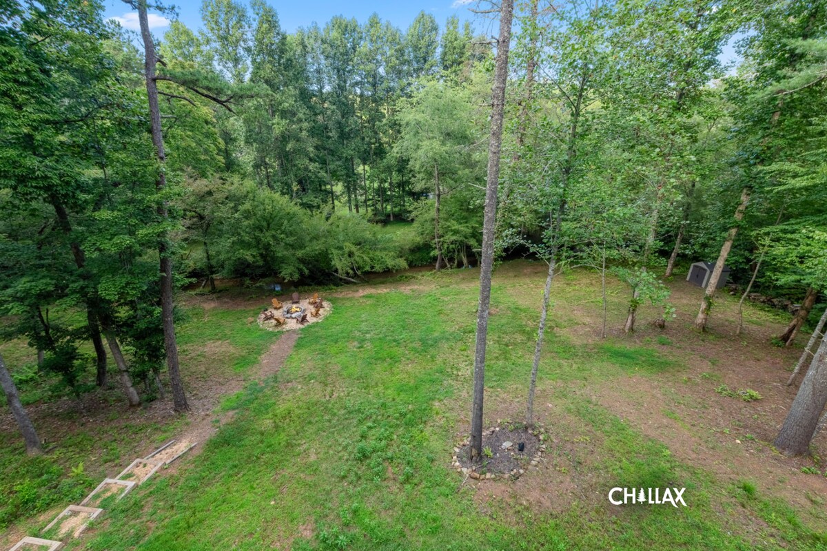 You can hear (but can't see) chickens and children playing in the neighboring Airbnbs, nice private backyard!