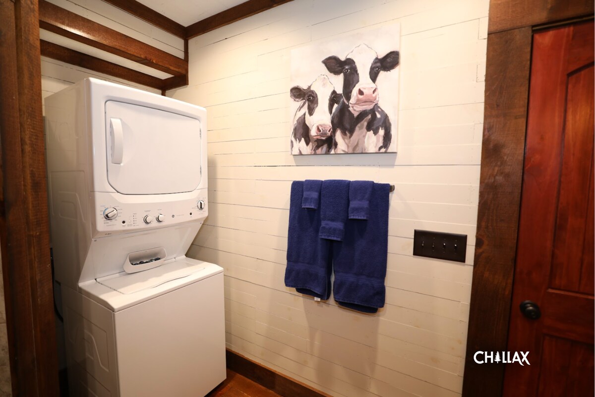 The main-level bathroom offers convenience with a laundry area complete with tide pods. Enjoy your stay to the fullest without worrying about any wardrobe malfunctions!